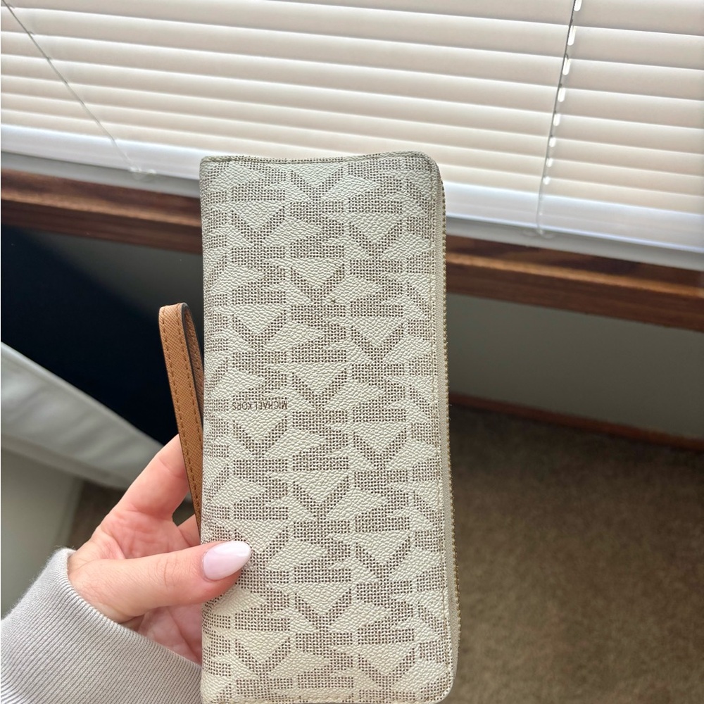 MICHAEL Michael Kors White and Gold Logo Wallet - Picture 8 of 11